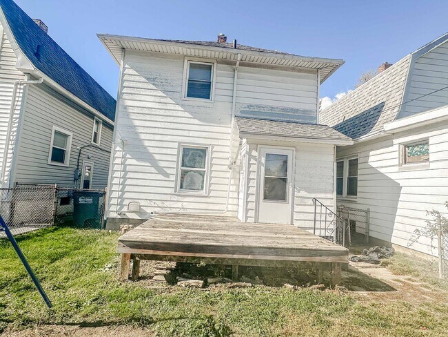 Building Photo - Three bedroom home available for move in. Well kept, clean, and ready to go!