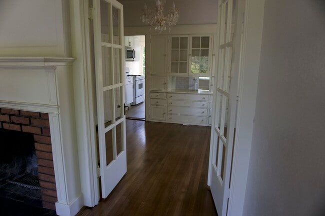 Building Photo - *** Unit is not available for showings until 01/01/2026 ***