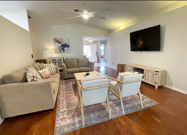 Building Photo - 1012 Laurel Ave