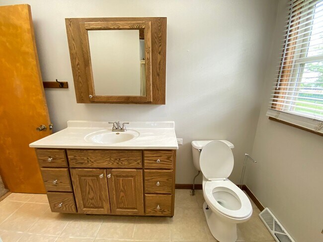 Building Photo - Now leasing for May 2026! Four Bed/Two Bath