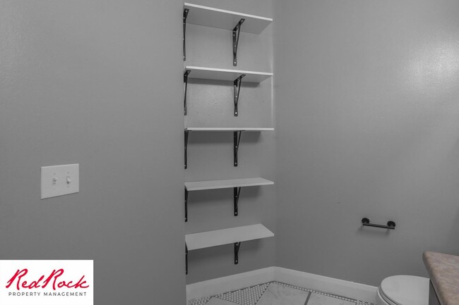 Building Photo - Lovely 2 Bedroom Condo. Pet Friendly!