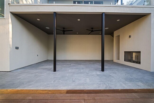 Building Photo - 2904 Westhill Dr