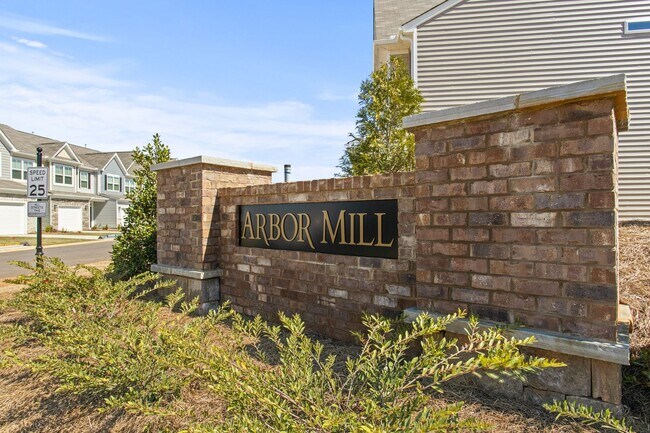 Building Photo - 2 Bedroom Townhome Available Now