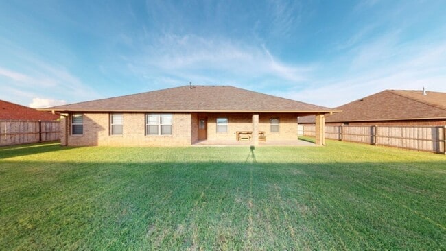 Building Photo - 1621 NE White Rock Dr
