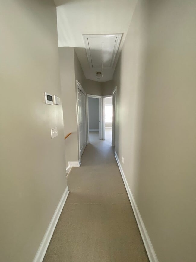 Building Photo - End Unit Townhouse in Pennington Square