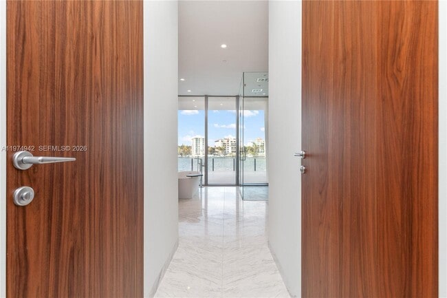 Building Photo - 5 Grove Isle Dr