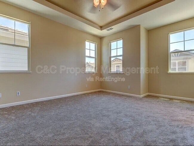 Building Photo - 453 Tulip Ct