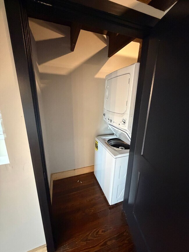 Building Photo - 1 Bed w/ 1.5 bath LOFT apartment with 2 car GARAGE - Hanover, PA