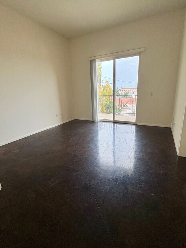 Building Photo - 2 Bedroom Condo in Downtown Ventura with O...
