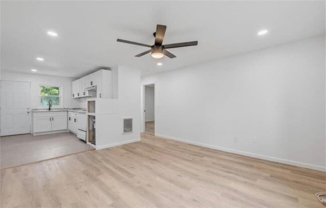 Building Photo - 608 N College Dr