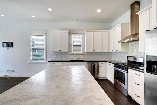 Building Photo - EAST NASHVILLE - FOUR BEDROOM Historic Home with amazing views of Nashville Skyline!