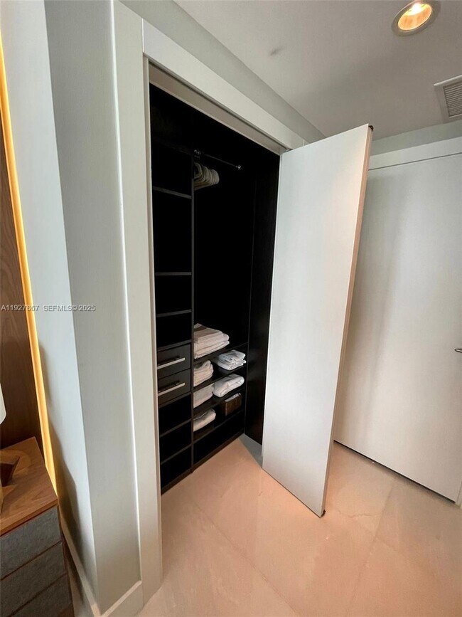 Building Photo - 200 Biscayne Blvd Way