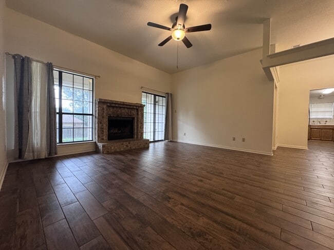 Building Photo - 1801 Thomas Ct