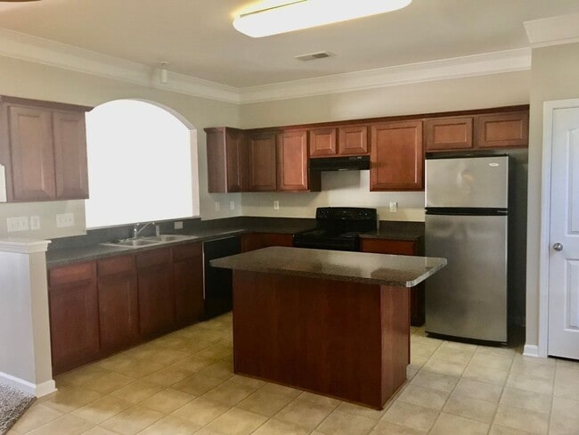 Building Photo - Come view this beautiful 2 Bedroom, 2.5 Bath townhome, located in the Olde Whitehall