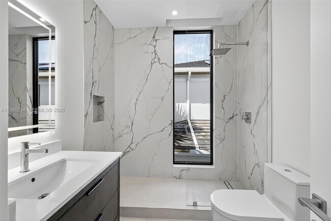 Building Photo - 620 Solar Isle Dr