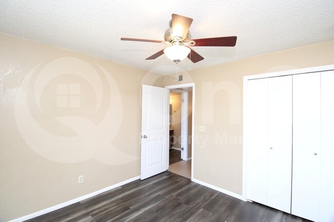 Building Photo - 533 W Guadalupe Rd