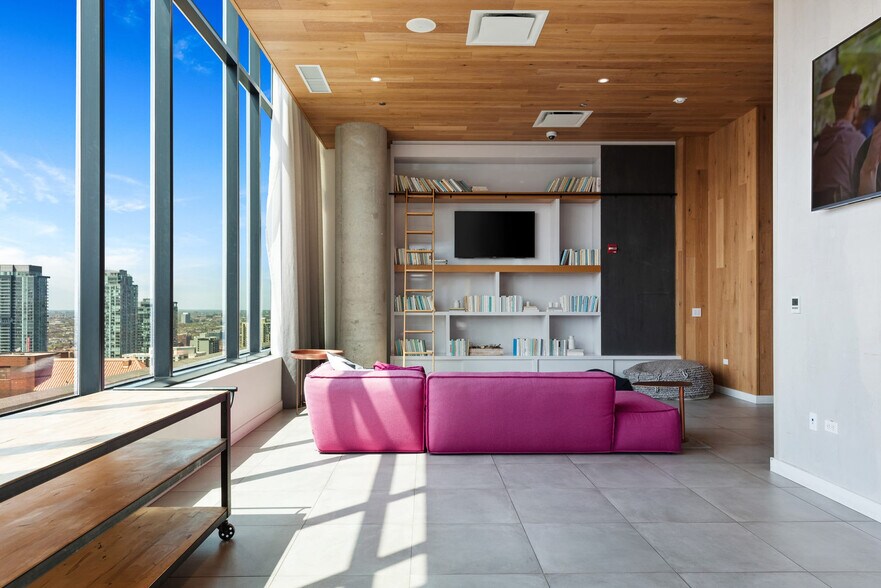 Building Photo - 823 N Clark St