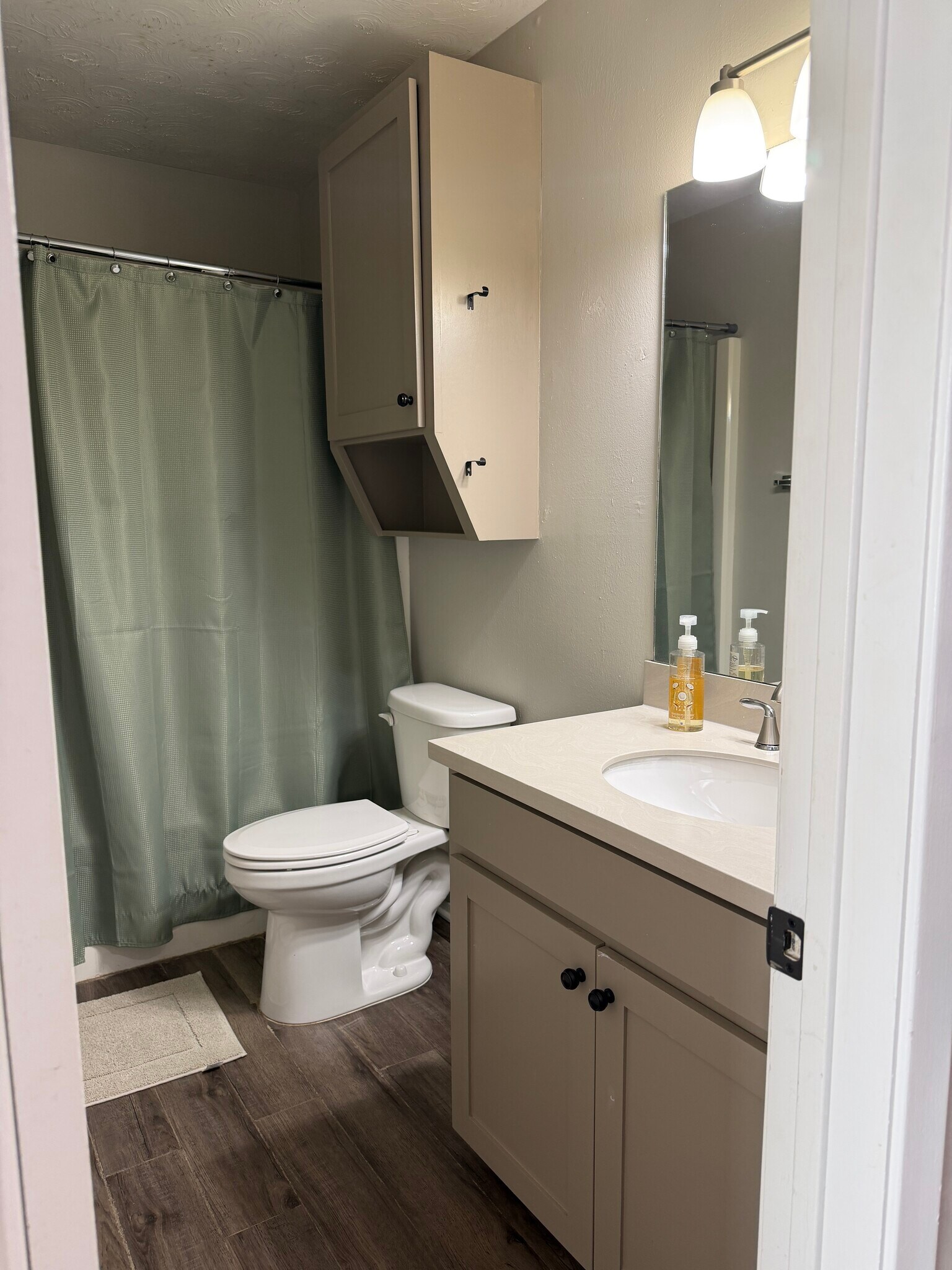 full bath with tub/shower combo - 2604 N Austin Ave