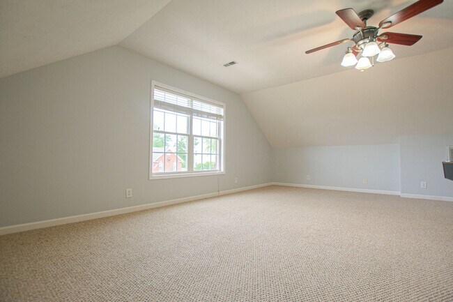 Building Photo - Three Bedroom with Bonus and Pool!
