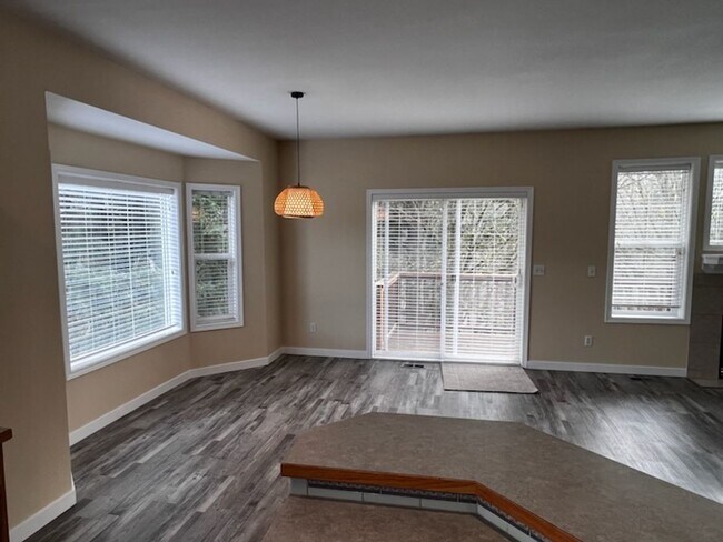 Building Photo - Elegant home in UP with primary bedroom suite on main level