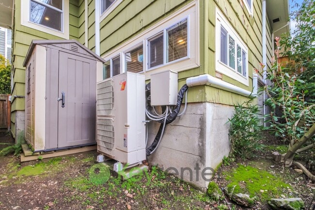 Building Photo - Stylish 4 Bedroom Steps from Shops, Cafes, and Parks **Rent Special**