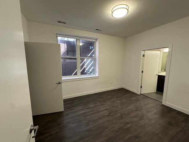 Building Photo - 1509 N Western Ave