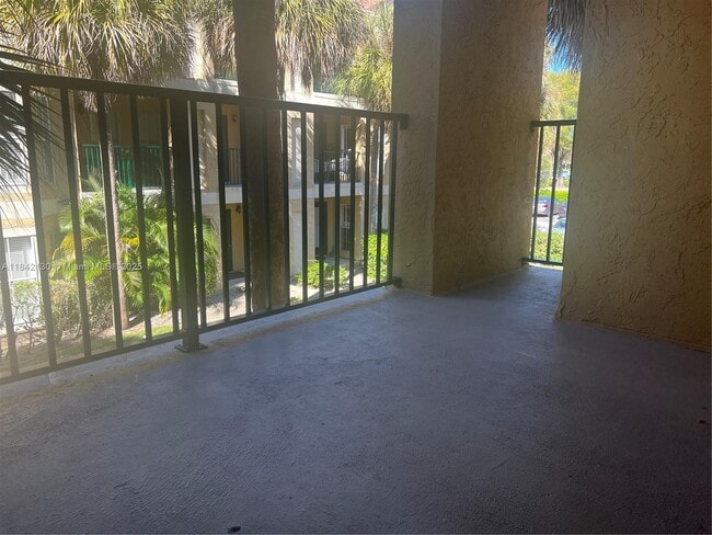 Building Photo - 949 Riverside Dr
