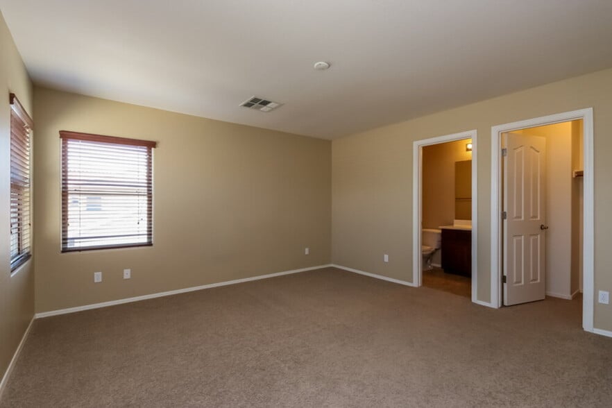 Building Photo - 3297 E Ivanhoe St