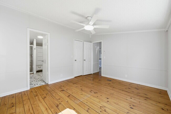 Building Photo - 215 Lee Pl