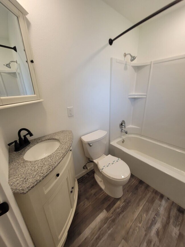 Building Photo - Updated, Single Level Home, 3BD/3BA, corne...