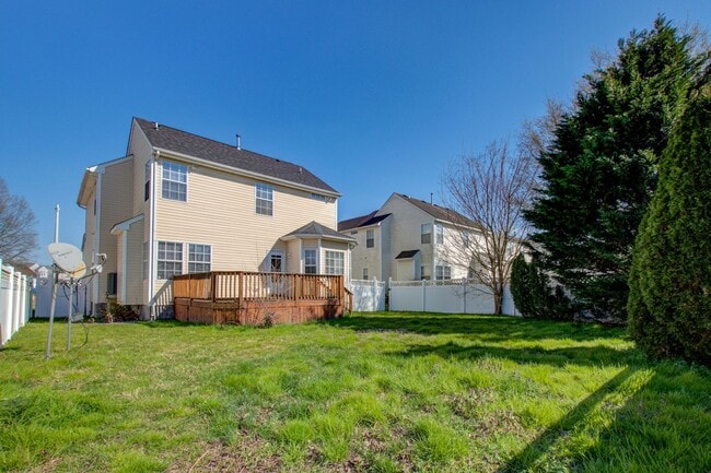 Building Photo - 3 Bed, 2.5 Bath Home Conveniently Located ...