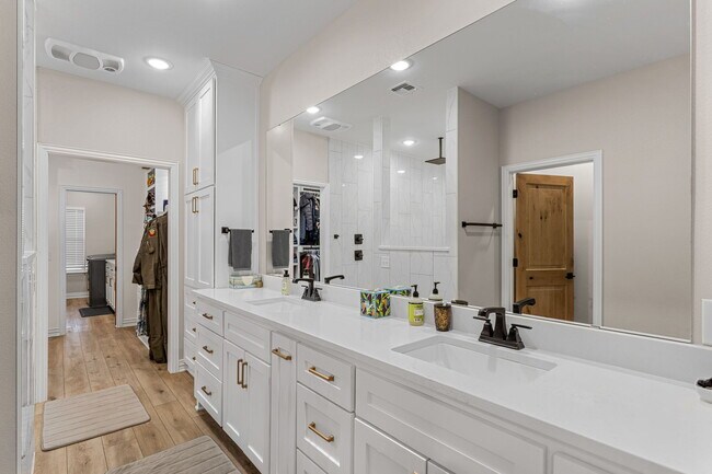 Building Photo - 304 Mariners Wy