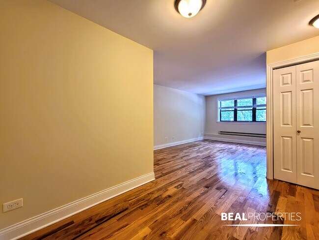Building Photo - 555 W Arlington Pl
