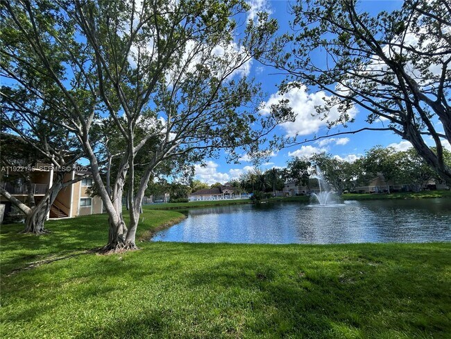 Building Photo - 301 Palm Way