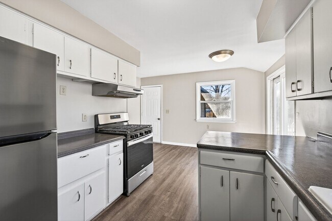 Building Photo - Great Location