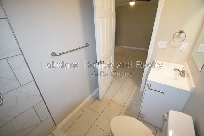 Building Photo - 527 Garden Dr N