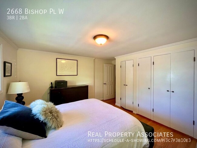 Building Photo - 2668 Bishop Pl W