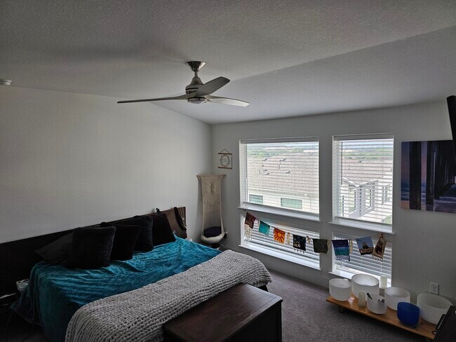 large master bedroom - 2050 Lohmans Spur Rd