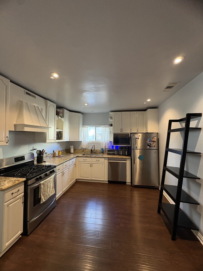 Building Photo - 1766 Carmona Ave