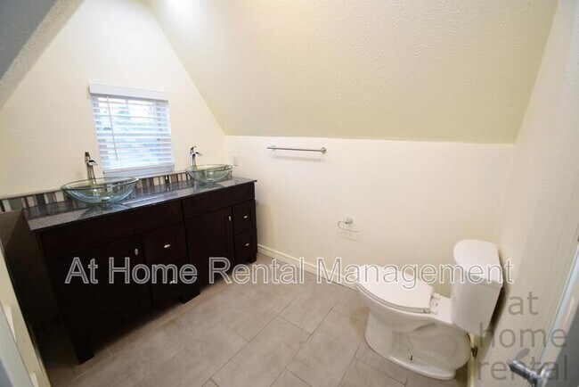 Building Photo - 1740 S Yorktown Ave