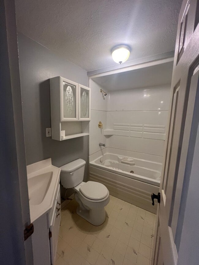 Building Photo - 3 bedrooms/2 bathrooms with detached 2 car...