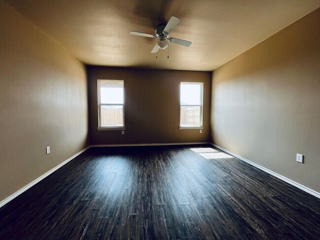 Building Photo - Modern 3-Bedroom, 2-Bathroom Home in North Lubbock
