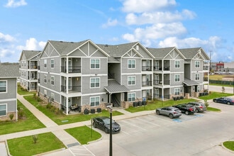 Building Photo - Sherwood Oaks
