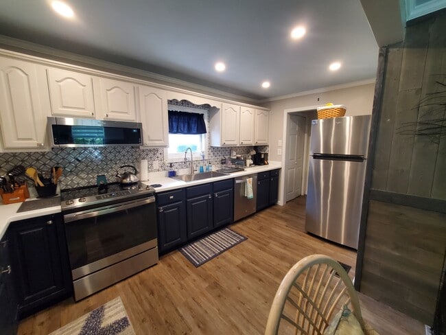 Building Photo - 305 Fairview Dr