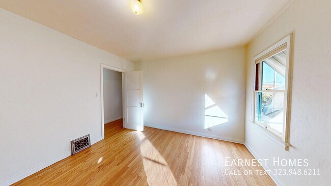 Building Photo - 842 E Walnut Ave