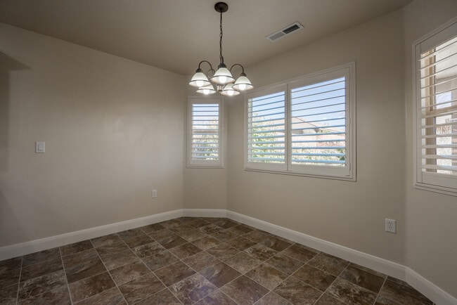 Building Photo - 3 bed 2 bath home with fully-fenced yard