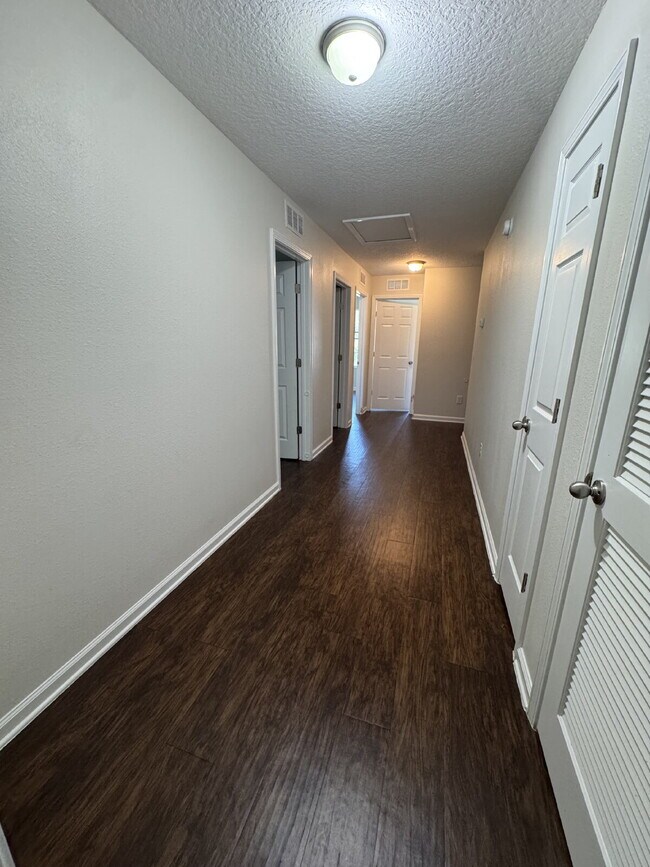 Building Photo - 4 bedroom 2.5 bath townhome with 1 car att...