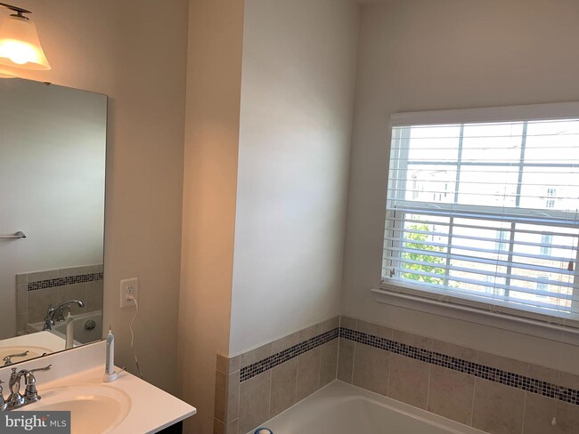 Building Photo - 9448 Ballard Green Dr