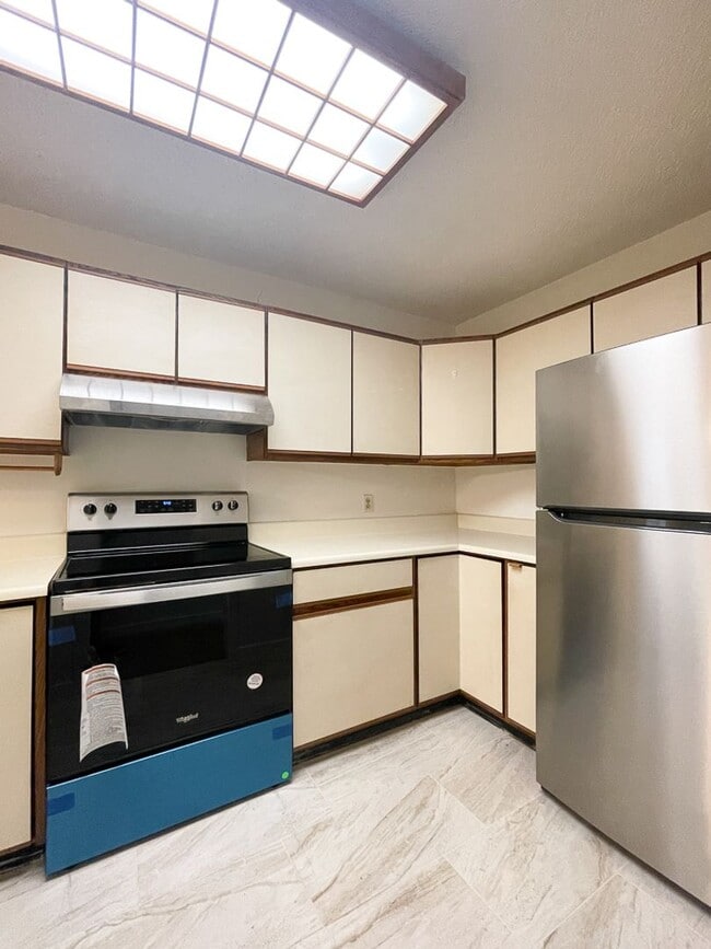 Building Photo - Cozy Two Bedroom Townhouse