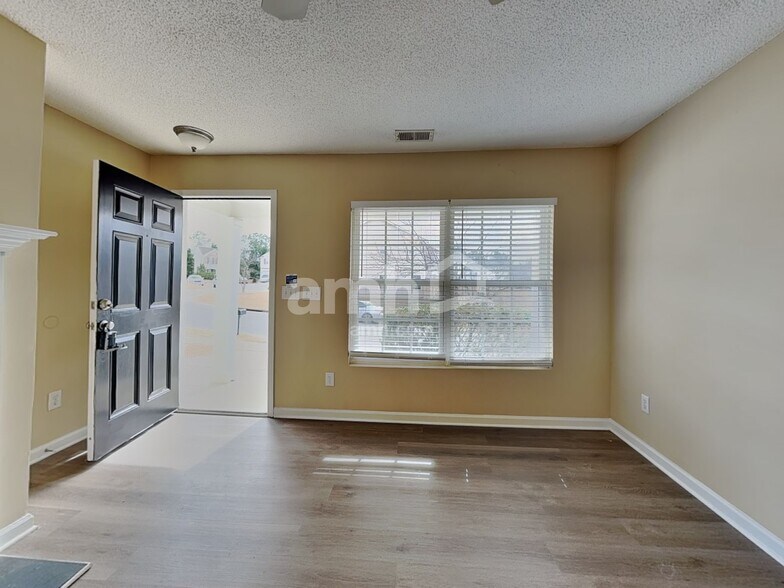 Building Photo - 6021 Ladish Ln